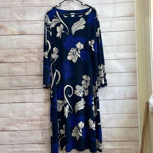 CHICOS TRAVELER KNIT MAXI DRESS IN NAVY BLUE FLORAL